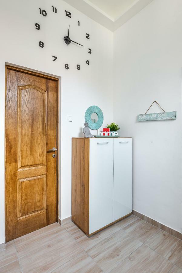 Kira * Budapest